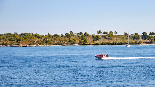 Rode speedboot zeilen