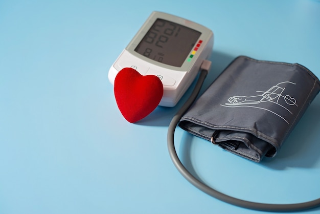 Rode speelgoed hart en tonometer