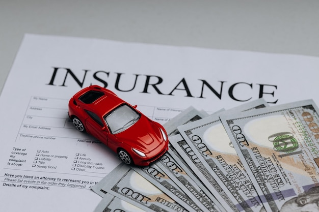 Foto rode speelgoedauto met geld op een verzekeringscontract voordelen en veiligheidsconcept