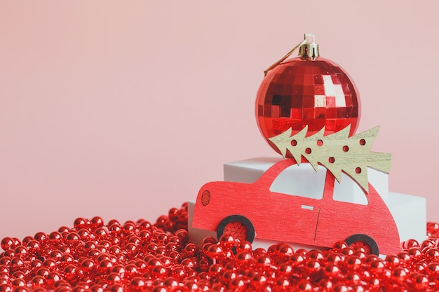 Rode speelgoedauto met kerstboom