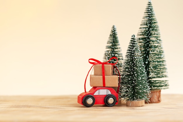 Rode speelgoedauto met stapel kerst geschenkdozen