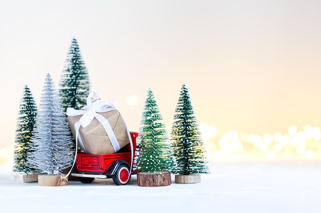 Rode speelgoedauto vrachtwagen met kerstcadeaudozen tegen neturale achtergrond Vakantiewenskaart Achteraanzicht