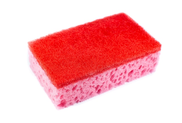 Rode spons voor het afwassen op wit