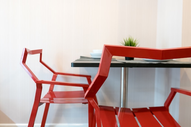 rode stoelen en houten tafel voor minimale stlye-decoratie