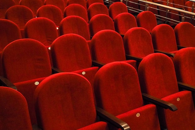 Rode stoelen in de concertzaal.