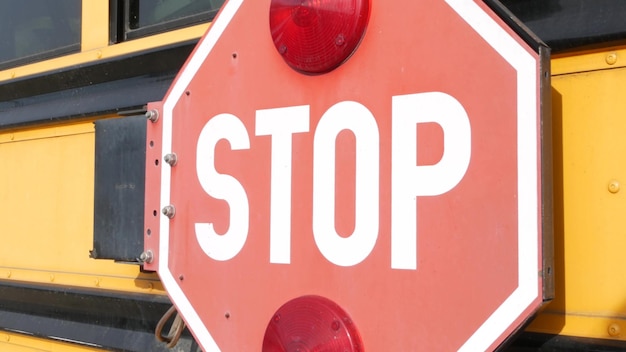 Rode stopbord gele schoolbus in de VS schoolbus of shuttle veiligheid op de weg