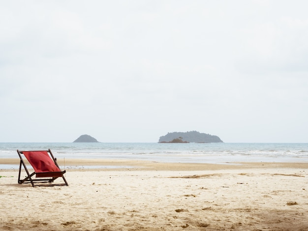 Rode strandbedden op de zomerstrand.