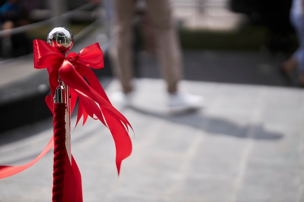 Rode strik met rood lint Feestelijke opening van de winkel