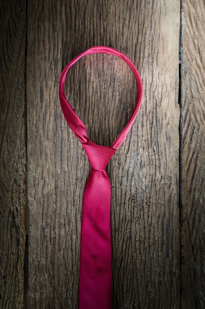 Rode stropdas op houten tafel