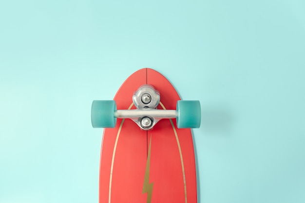 Rode surfvleet of skateboard op blauwe kleurenachtergrond