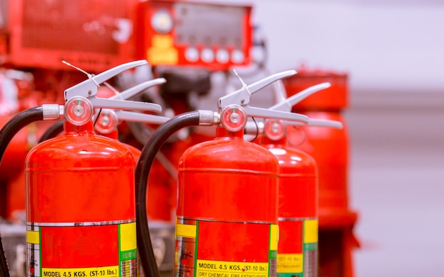 Rode tank met brandblusser Overzicht van een krachtig industrieel brandblussysteem.