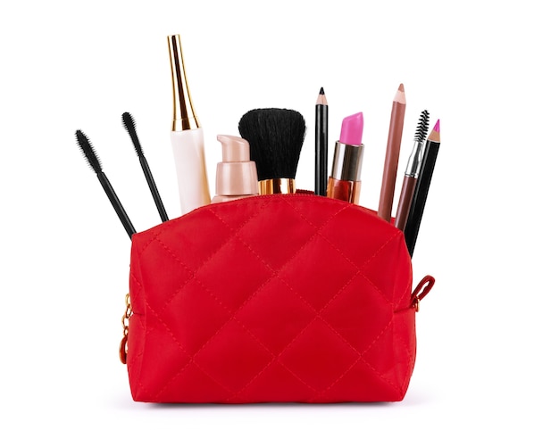 Rode tas voor cosmetica met een make-up accessoires op een witte achtergrond.