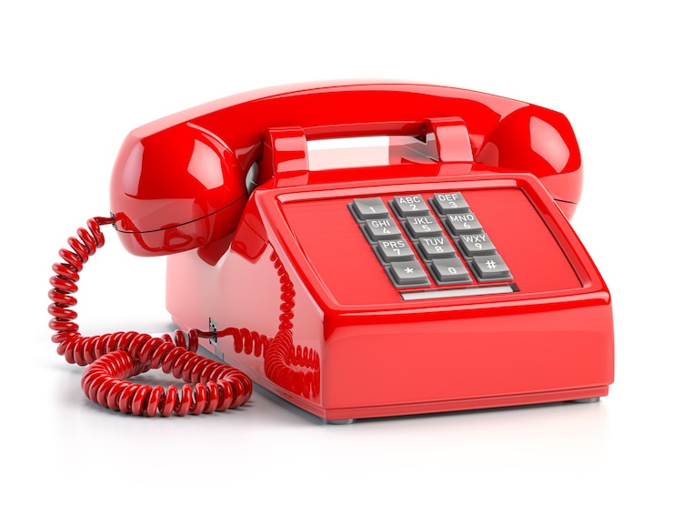 Foto rode telefoon vintage retro drukknop telefoon geïsoleerd op wit