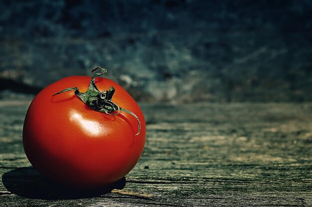 rode tomaat op gestructureerde houten achtergrond