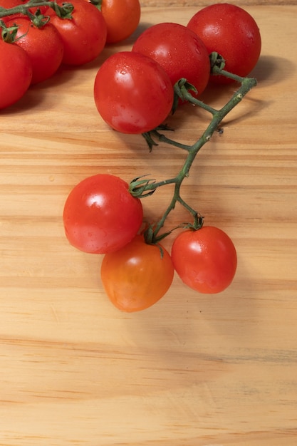 Rode tomaten close-up op houten kist.