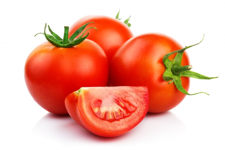 Rode tomaten met besnoeiing die op wit wordt geïsoleerd