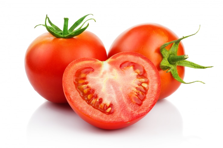 Rode tomaten met besnoeiing die op wit wordt geïsoleerd