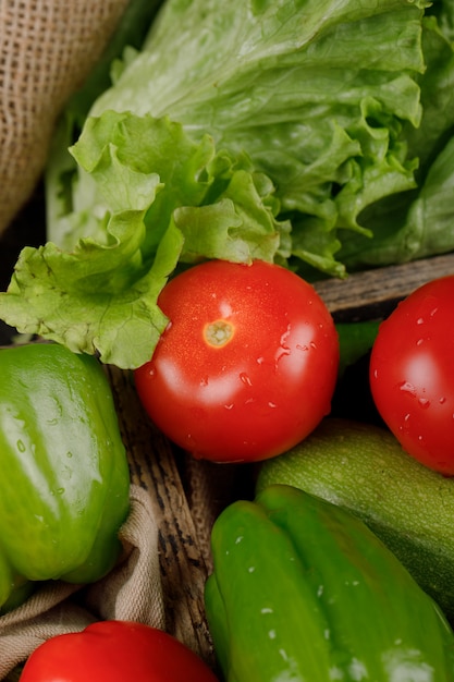 Rode tomaten met groene paprika's en sla.