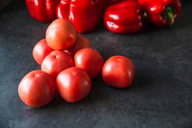 Rode tomaten op een donker aanrecht