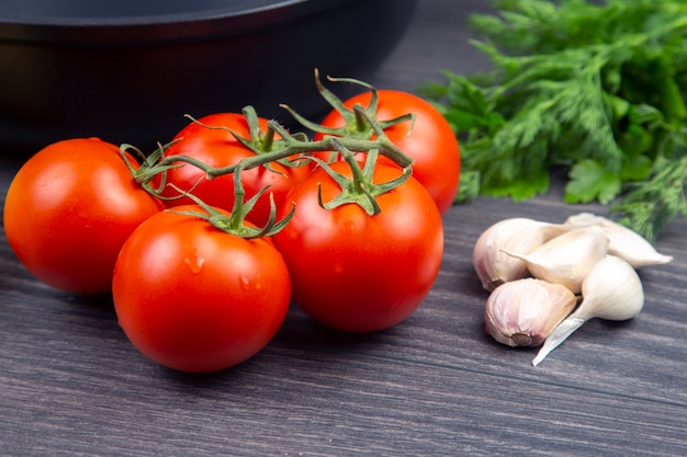 Rode tomaten op een keukenraad