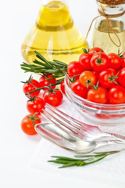 Rode tomaten op een witte achtergrond