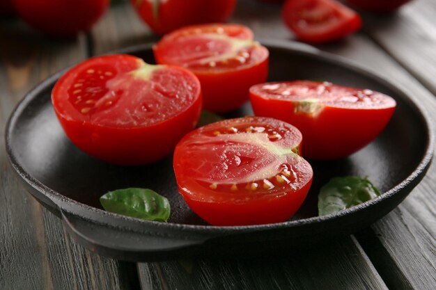 Rode tomaten op houten achtergrond