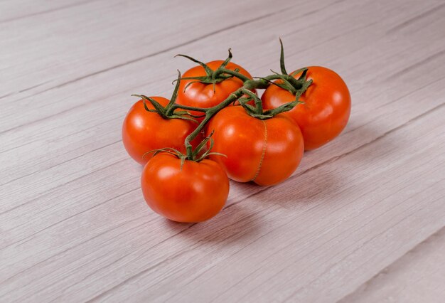 Rode tomaten op tafel