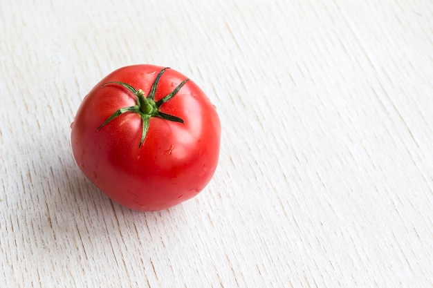 Rode tomaten op wit. Bovenaanzicht