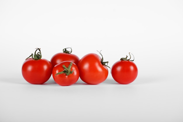 Rode tomaten op wit.