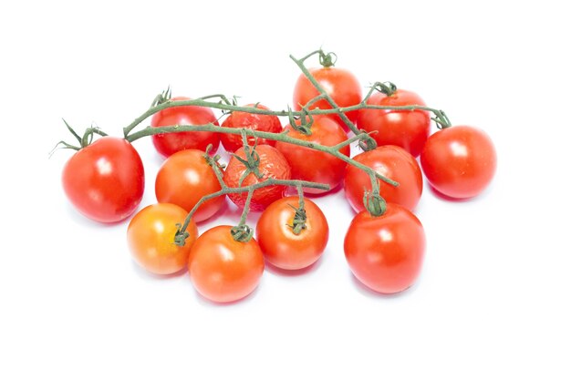 Rode tomaten op witte achtergrond. Gezonde voeding voor een goede gezondheid. Verdorde tomaten.