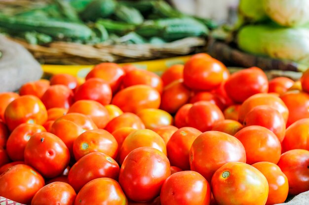 Rode tomatenbos in plantaardige winkel