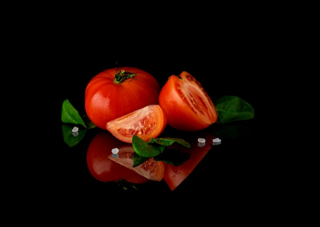 Rode tomatengroente in een kom op een tafel