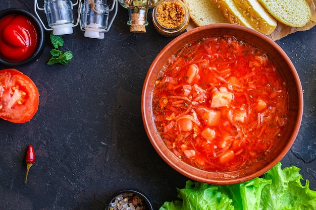 rode tomatensoep en groenten en vlees, borsjt