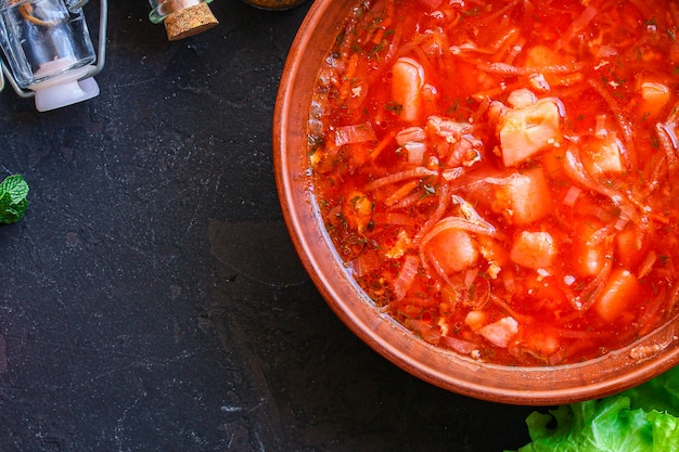 rode tomatensoep en groenten en vlees, borsjt