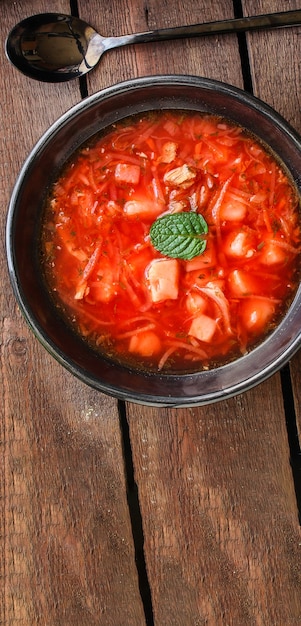 rode tomatensoep voorgerecht borsjt vlees en groenten geen vlees vegetarische of veganistische maaltijd