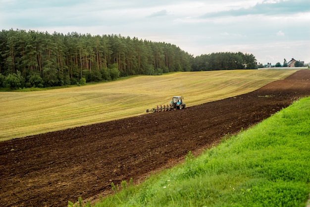 Rode tractor in het veld.