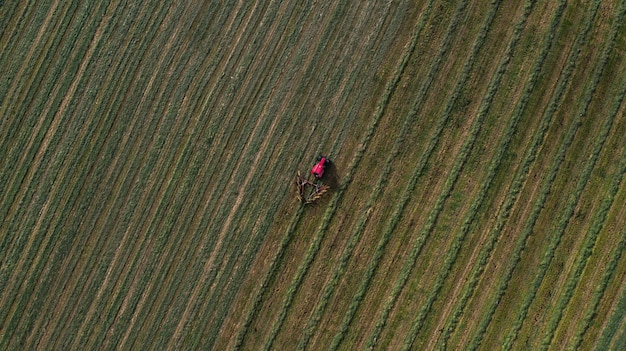 Foto rode tractorploegen in het veld