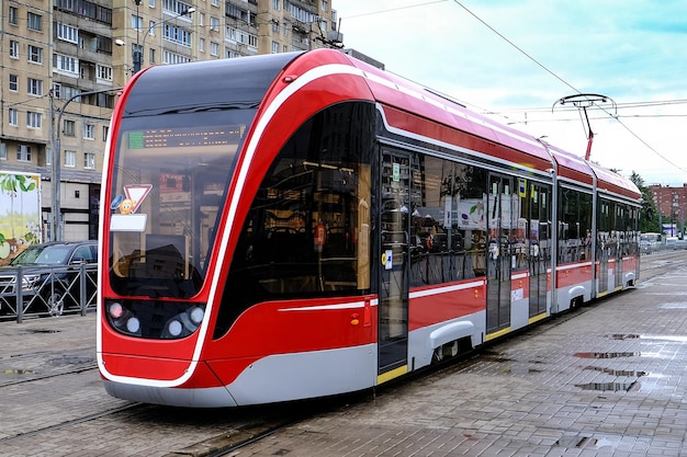 Foto rode tram in de straten van de stad