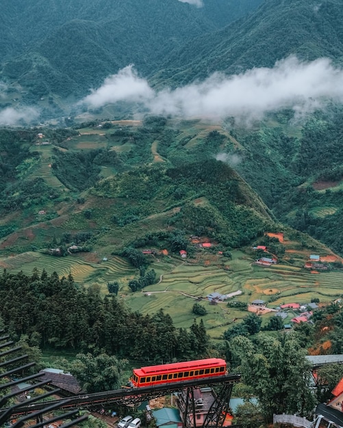Rode trein terwijl je naar de kabelbaan gaat naar de top van de Fansipan-berg in de Sapa-stad Lao Cai, Vietnam