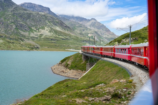 Rode trein van Bernina richting Saint Moritz