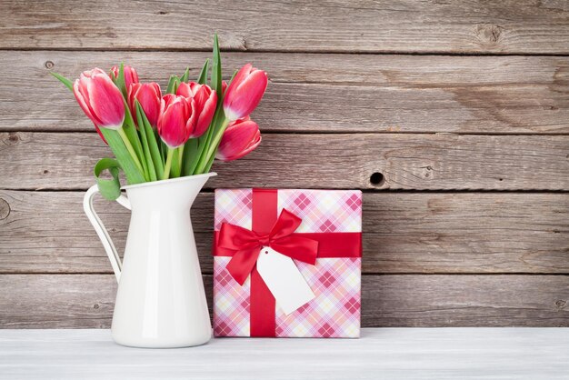Rode tulpen en geschenkverpakking