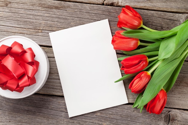 Rode tulpen geschenkdoos en Valentijnsdag wenskaart