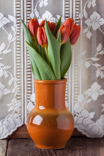 Rode tulpen in keramische pot