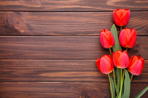 Rode tulpen op een bruine houten achtergrond