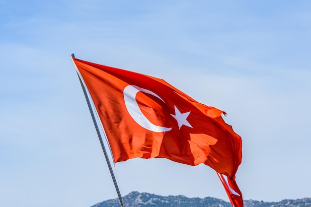 Rode Turkse vlag met halve maan en ster die tegen de hemel golven