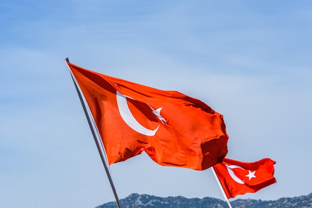 Rode Turkse vlag met halve maan en ster die tegen de hemel golven