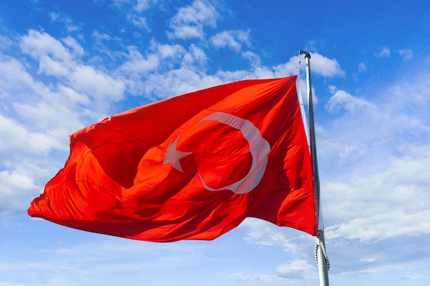 rode turkse vlag zwaaien tegen de blauwe lucht