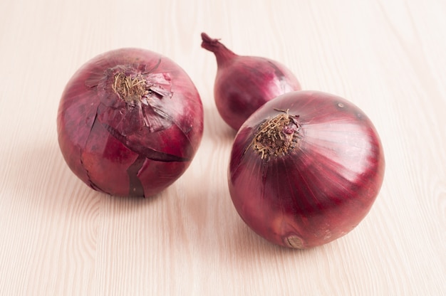 Foto rode ui op een houten tafel