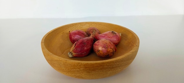 Foto rode uien geplaatst op hout mahonie hout dat mooie motieven heeft