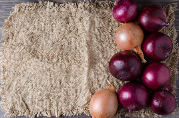 Rode uien op oude verfrommelde jute